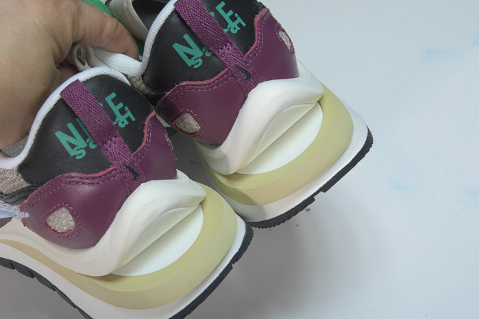 sacai x nike vaporwaffle "string/black villain-red" dd3035-200