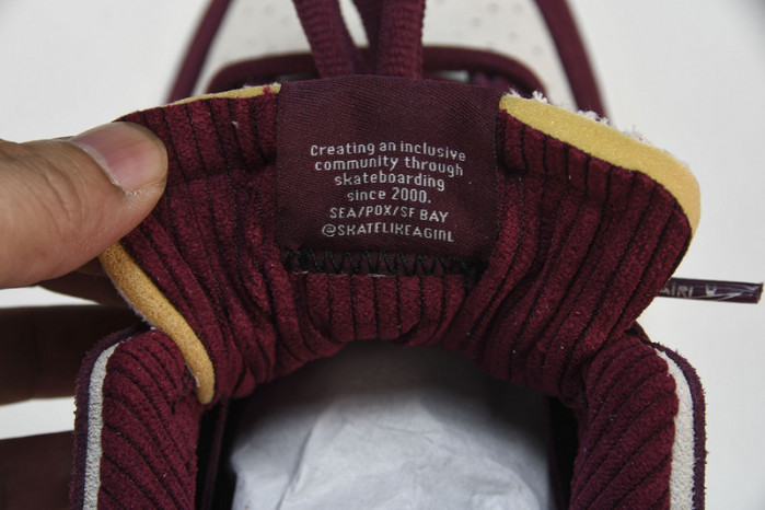 skate like a girl x nike sb dunk low dx4589-600